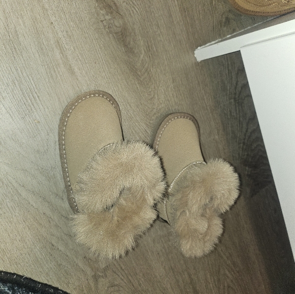 Winter toddler tan boots & winter hat - Picture 6 of 8